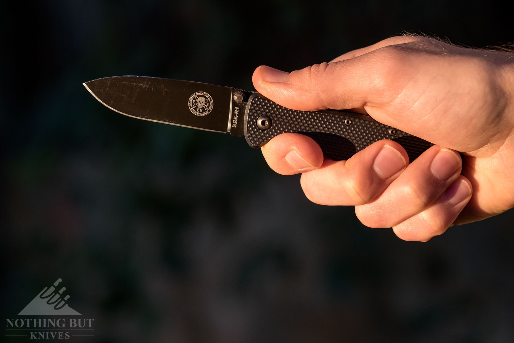 Gripping the Esee Zancudo to test its handle ergonomics.