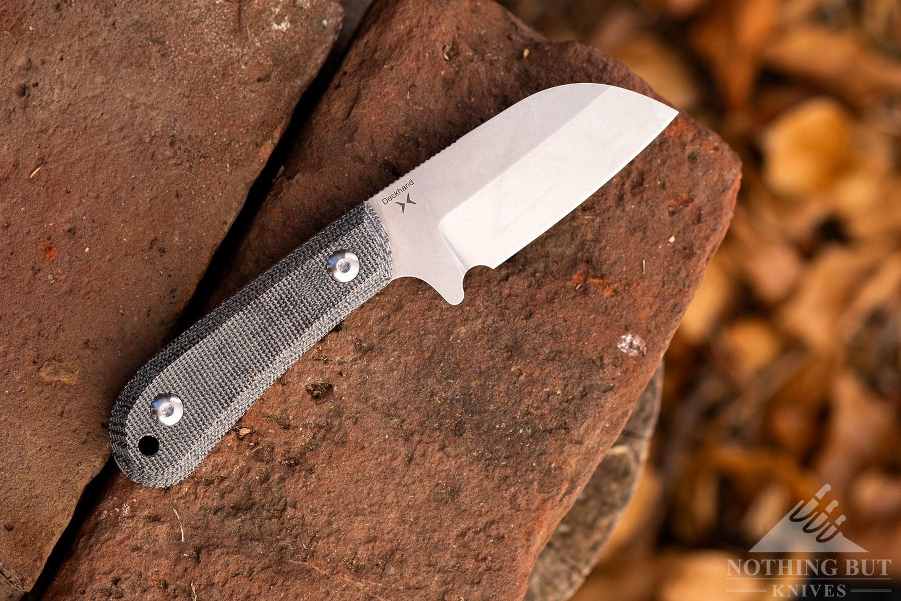 The Kizer Deckhand fixed blade knife with its right side facing up..