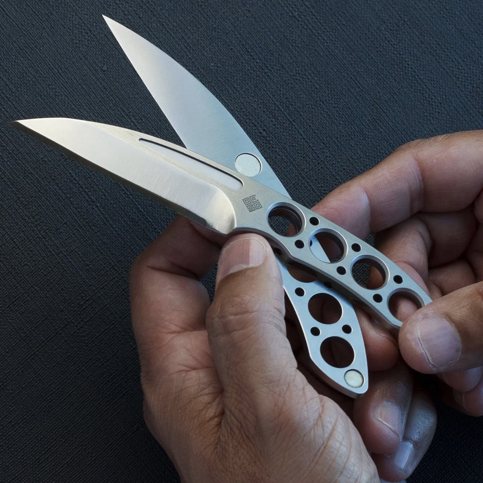 The Duo Desk knife splits into two separate knives.