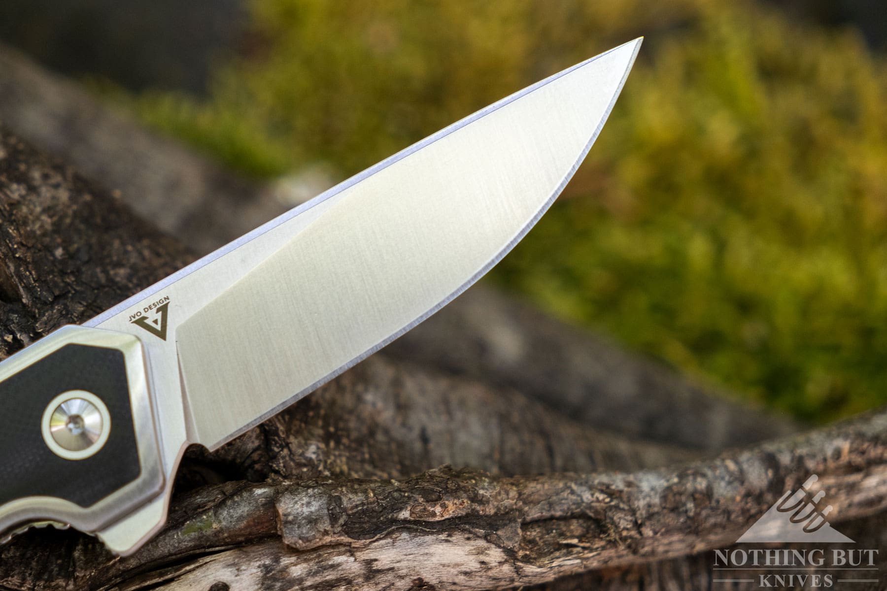 A macro image of the Begg Knives Diamici folding knife D2 steel blade.