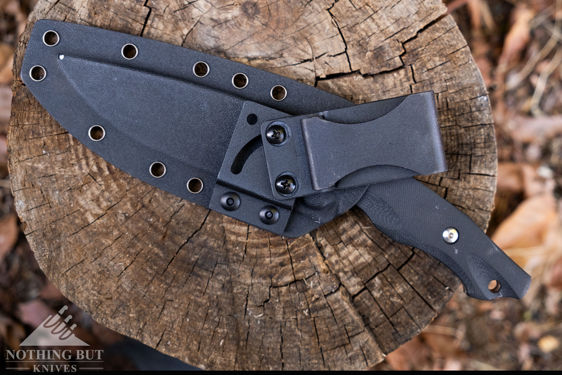 An overhead view of a Kizer sheath that shows its rotating sheath clip. 