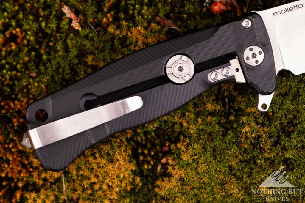 An overhead shot of the LionSteel SR22 handle that shows its Rotoblock security system. 