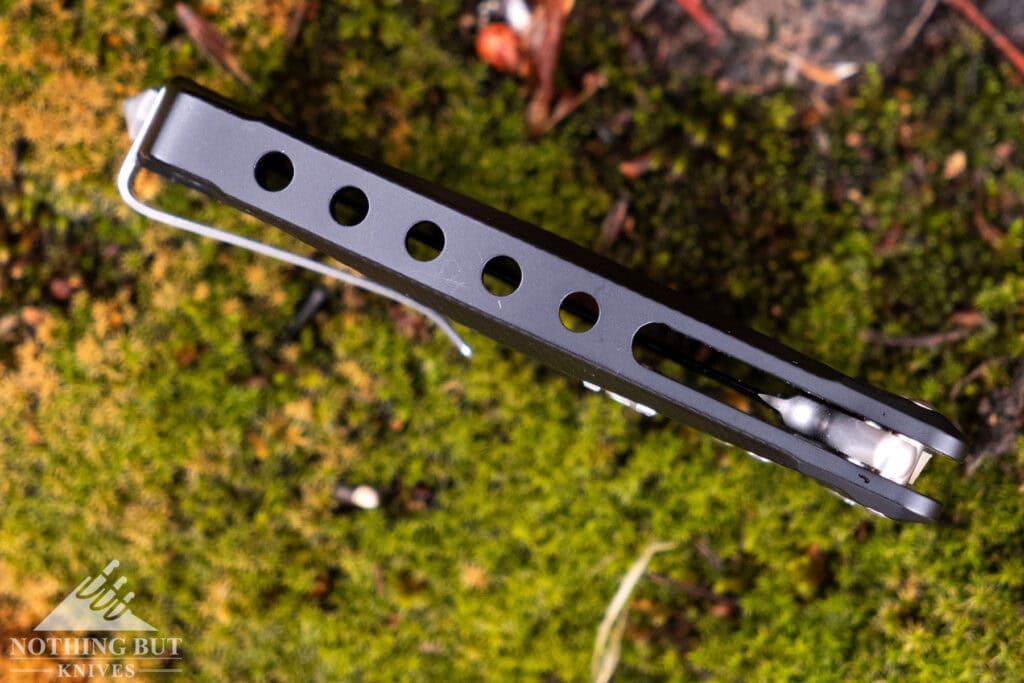 A close-up of the LionSteel SR22 aluminum handle that illustrates that it was milled from a single piece of aluminum. 