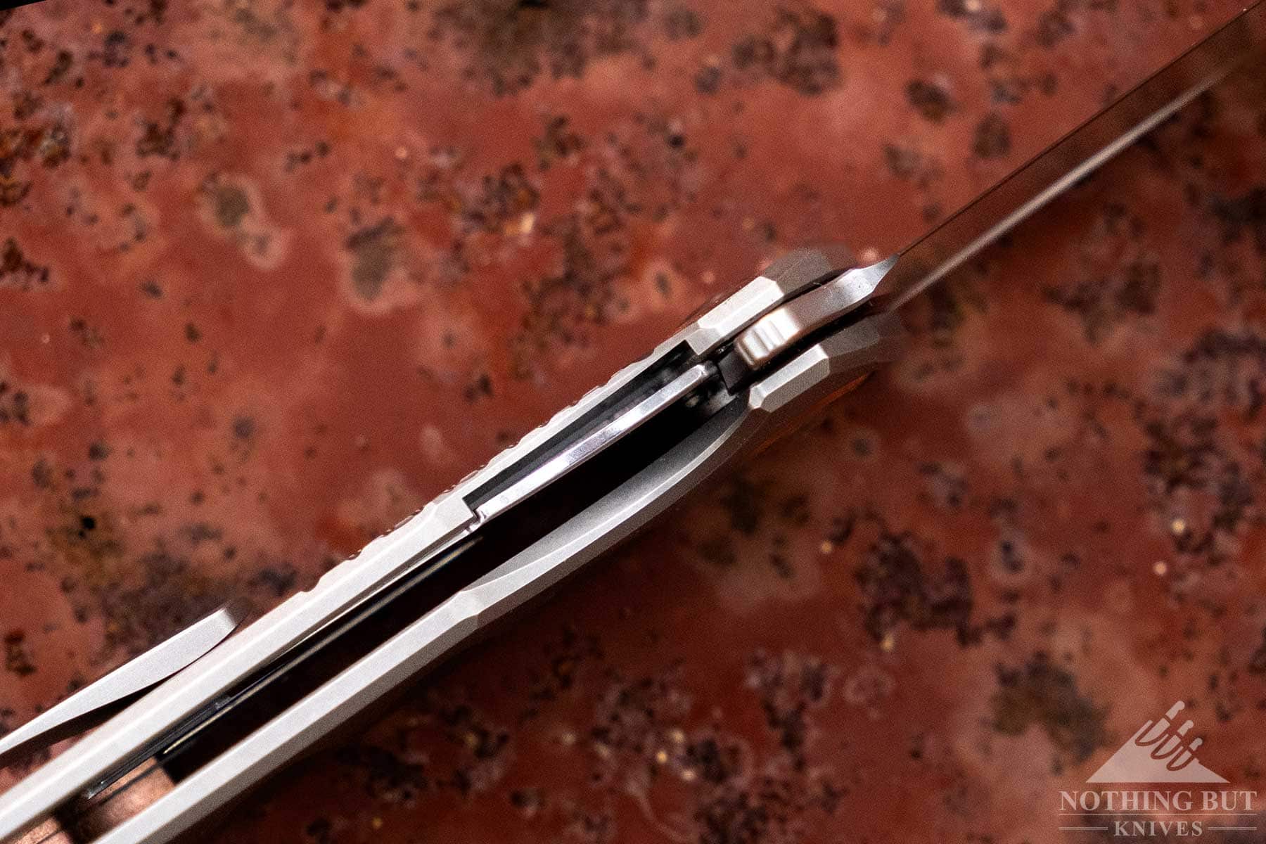 An overhead macro shot of the Kizer Hawk's liner lock. 