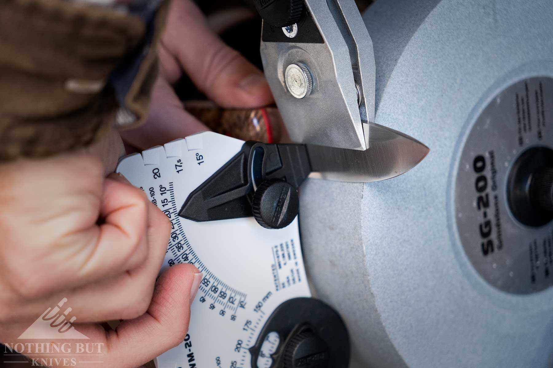 A clos-up side view of the Aangle finder accessory being used on the Tormek T-4.